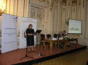 könyvtárostanár (Kispesti Károlyi Mihály Magyar-Spanyol Tannyelvű Gimnázium) a köznevelést támogató könyvtári szolgáltatások nemzetközi példáiról beszélt.