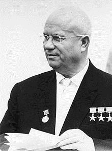 5. Enyhülés az egymás mellett élés kényszere (kb. 1955 75) Sztálin 1953 Hruscsov az új pártfőtitkár (1953 64) a szembenállás oldódása ( olvadás ) SZKP XX. kongresszusa desztalinizáció új külp.