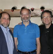 Ted Rivest, Adi Shamir és Leonard Adleman az MIT számítástechnikai laboratóriumában dolgozott és ismerték Diffie, Hellman és Merkle munkásságát és szerették volna megalkotni a mások által megálmodott