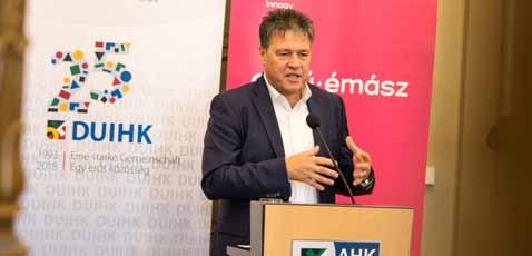 In dem Vortrag zum Thema Arbeit der Zukunft Zukunft der Arbeit erklärte der Manager, dass sich nicht nur einzelne Mitarbeiter, sondern ganze Organisationen den sich wandelnden Arbeitsbedingungen