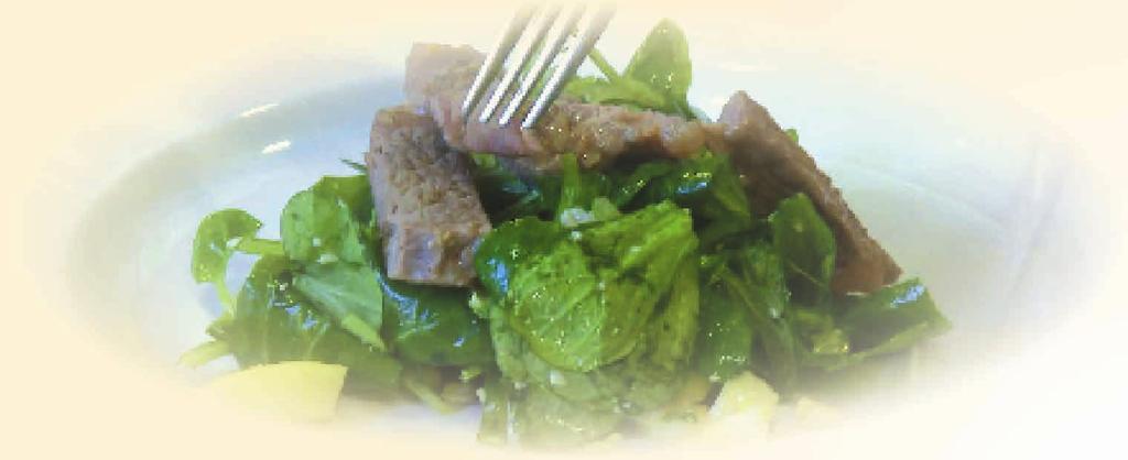 mit dem Vogerlsalat abmischen. Den Salat marinieren mit Essig, Öl und Gewürzen marinieren. Den Salat mit den Filetscheiben anrichten.