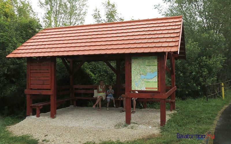 30657 Gyenesdiás Esőház a vasútállomással