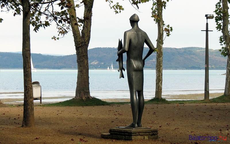 82956 Balatonföldvár a Halászfiú szobra, Bors István