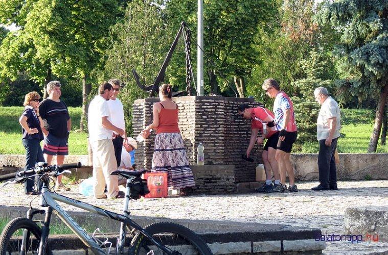 Offline üzenőfal a főtéren, a Galéria oldalában (ahol egy szuper vécé is van)