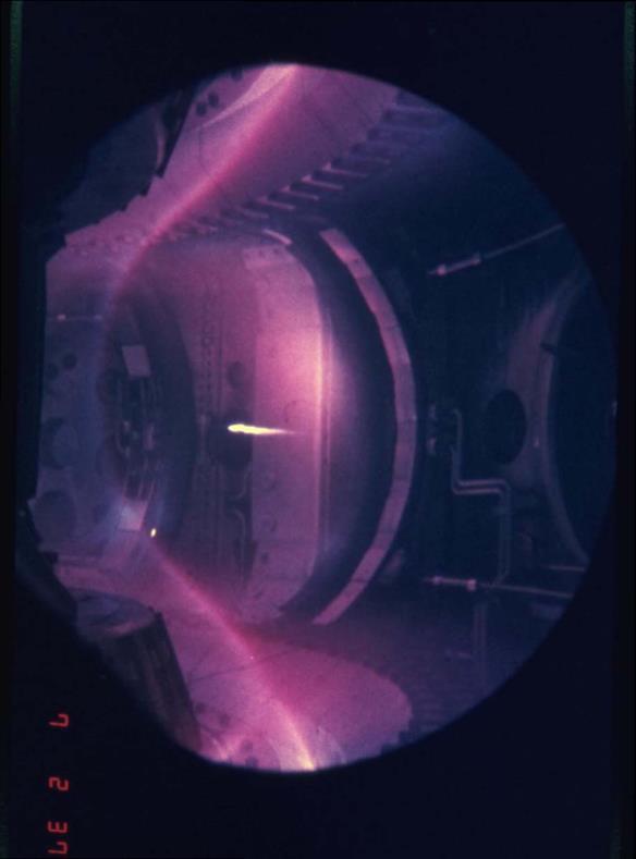 Tokamak technológia: anyagutánpótlás Gázbeeresztés (nem hatékony) Hidrogén jég (pellet) belövés: v= km/s, f=10hz Pellet abláció: a