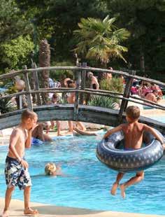Durant la journée, les établissements balnéaires vous proposent : relax à la piscine, animations pour les tout-petits, fitness et sport à gogo.