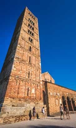 Art et Culture - Kunst en Cultuur - Művészet és kultúra Abbazia di Pomposa Groen in het midden van een gouden driehoek Comacchio en de kust liggen in het midden van een gouden driehoek van kunst en
