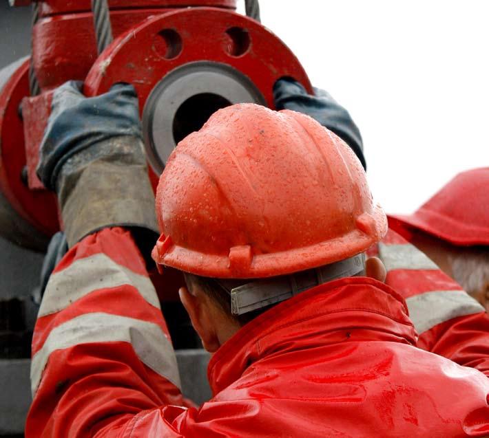 Zaštita Zaštita zdravlja i sigurnost zdravlja i sigurnost Naftna industrija zahtijeva visok stupanj zaštite zdravlja i sigurnosti na radu, koje stoga spadaju među glavne prioritete i osnovni su
