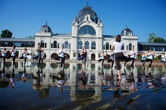 Mindazok, akik ellátogattak az Activia Fusion Vízijóga rendezvényére, a Városligeti-tó közepén, a víz tükrén vehettek részt egy-egy 45 perces foglalkozáson.