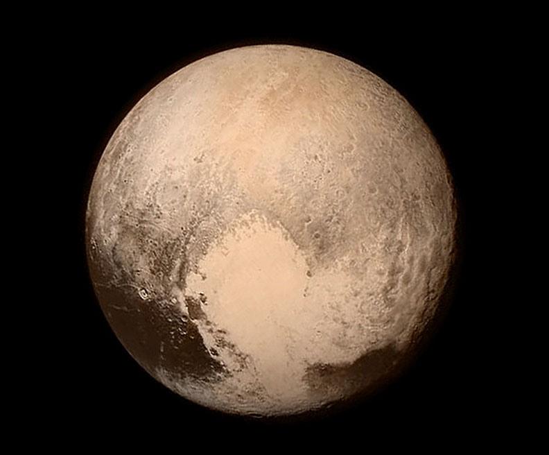 km a Pluto felszíntől, d=13658 km a