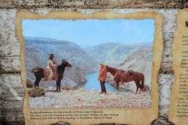 ábra: A Pueblóhoz vezető út, s az azt jelző tábla Forrás: A szerző Westernfilmes turisztikai tematikus útvonal (mint pl. Dubrovnikban a Trónok harcaútvonal) nem áll a turisták rendelkezésére.