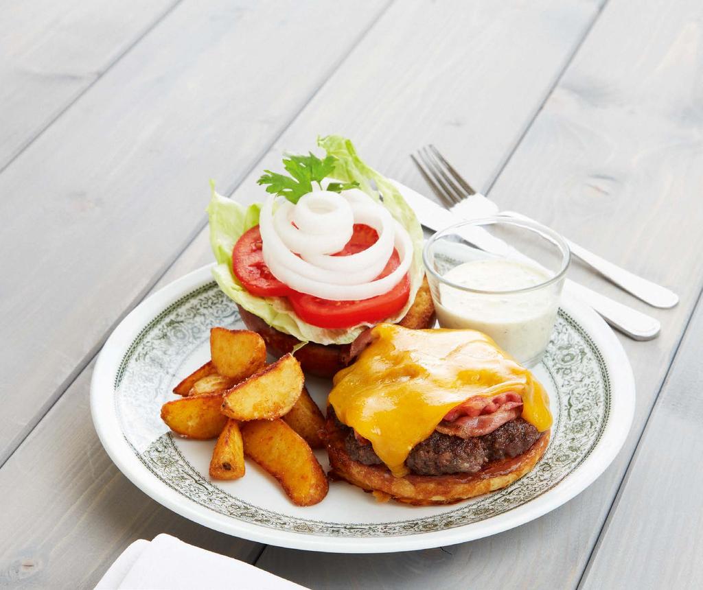 BISTROBURGER MARHA- ÉS SERTÉSHÚSSAL, HÁZI PIRÍTOTT VAJAS ZSEMLÉBEN, CHEDDAR SAJTTAL, PIRÍTOTT BACONNEL, REMOULADE MÁRTÁSSAL ÉS SÜLTBURGONYÁVAL.