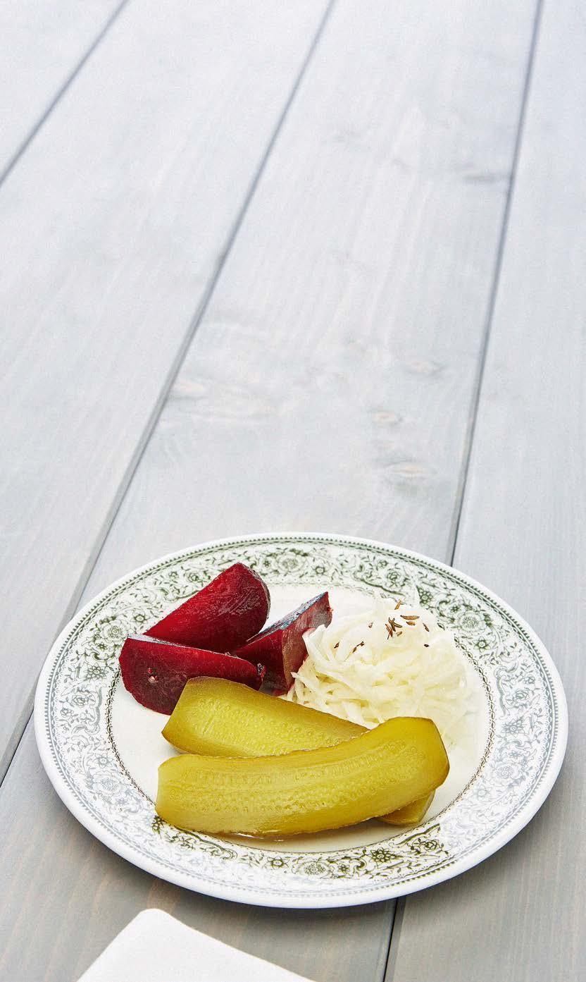 GRILLEZETT FOGAS PIRÍTOTT ZÖLDSÉGEKKEL ÉS PETREZSELYEMMÁRTÁSSAL.