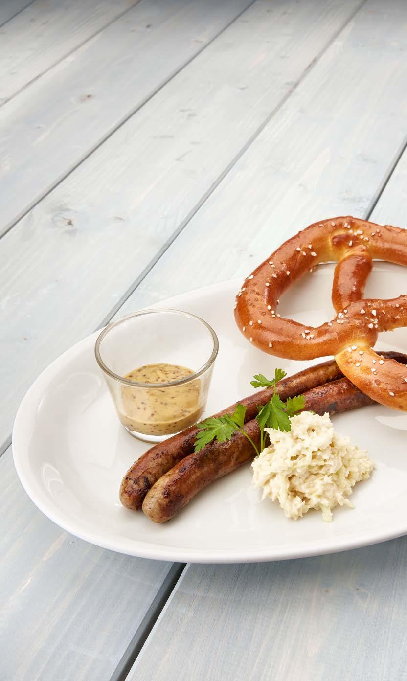 FEHÉR GRILLKOLBÁSZ MAJONÉZES TORMÁS KÁPOSZTASALÁTÁVAL, ÉDES MAGOS MUSTÁRRAL ÉS HÁZI PERECCEL.