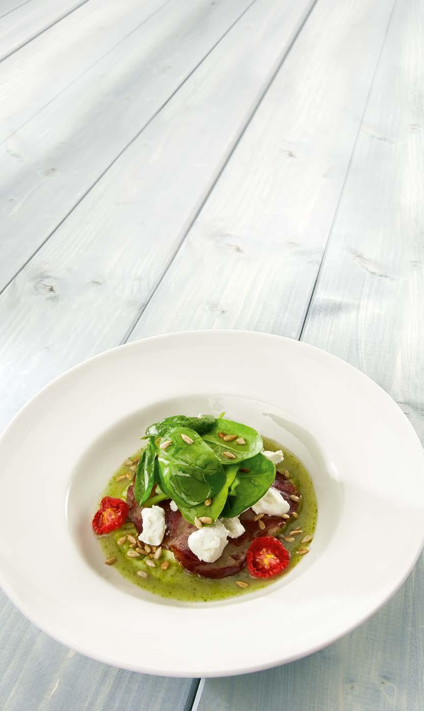 .. 2950 (VEGETÁRIÁNUS) Homemade ravioli filled with mushroom served with parsley, green herb sauce, fresh goat cheese, baby spinach leaves and sautéed