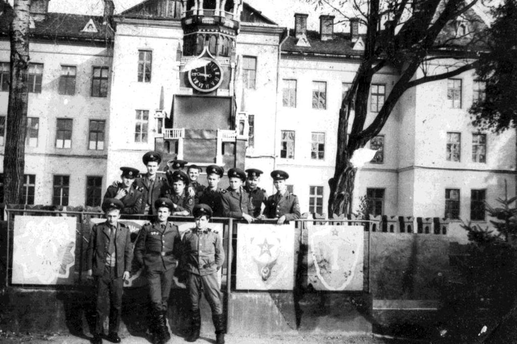ványt nyújtanak. Pár épületet már elbontottak, a garázsok egy része is romosan áll.
