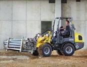 120 Magasság / Szélesség (mm) 2 287/1 245 Kanál űrtartalma (m 3 ) 0,42 Teljesítmény (kw / LE) 35,7/49 Billenési teherbírás (kg) 1.985 2.