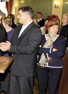 Pasuan zogjtë shqiponjë të cilët rriten dhe mësojnë të tjerët të fluturojnë. Mbushem gjithmonë me kënaqësi kur shikoj në skenë të rinj që marrin vlerësimin e parë për përpjekjet e tyre.