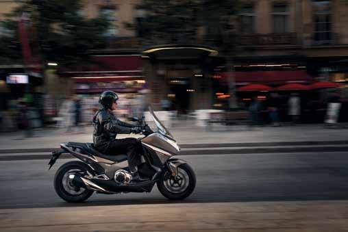 leállítja a motort, majd gázadásra újraindítja. BLOKKOLÁSGÁTLÓ (ABS) Folyamatosan figyeli a kerekek forgási sebességét, és még azelőtt csökkenti a fékerőt, mielőtt a kerekek blokkolnának.