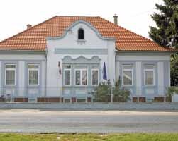 Dieses Theater war übrigens das zweite aus Stein erbaute Theater Ungarns und wurde 1841 eröffnet.