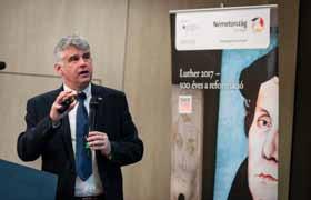 Dr. Manfred Peter Emmes, Gesandter der Bundesrepublik Deutschland in Budapest, lobte in seiner Rede, dass in Ungarn die berufliche Bildung auf dem besten Weg sei, den Stellenwert zurückzugewinnen,