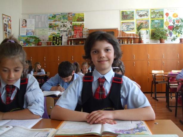 Primăvara cea zglobie Aleargă iarăşi prin câmpie, Iarba-n urma ei răsare Cu flori multe ca-n covoare. Aleargă, Primăvară, aleargă Şi îndeamnă oamenii la treabă!