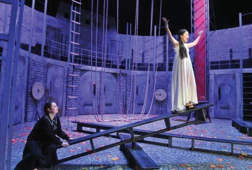 Lucia di Lammermoor acrobată! De ce NU? Dar de ce trebuie?! De ani de zile Andrei Şerban face parte din falanga celebrilor regizori ai lumii.