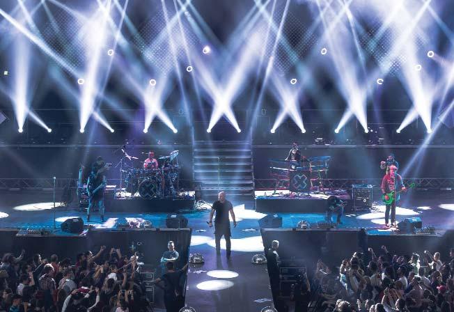 Cu un look surprinzător, energie debordantă şi talent muzical indiscutabil, basista NIK WEST (americanca supranumita Lenny Kravitz la feminin) a propus bucureştenilor o formulă inedită de spectacol,