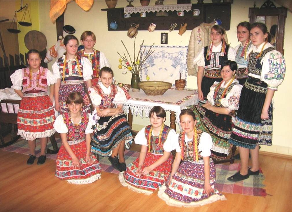 Vynikajúce interpretky v speváckej zložke sú Ivana Ecetová, Nina Ďurianová, Martina Matušková, Lenka Spodniaková, Martina Števková, Gabriela Papová (v súčasnosti študuje spev na Konzervatóriu v