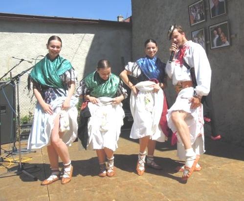 strana 10 Pokr. zo str. 9 Lákadlom bola maketa Paľa v životnej veľkosti s tanečníčkou, ktorá mala namiesto tváre otvor a každá folkloristka sa mohla s Bútorom takto odfotiť.