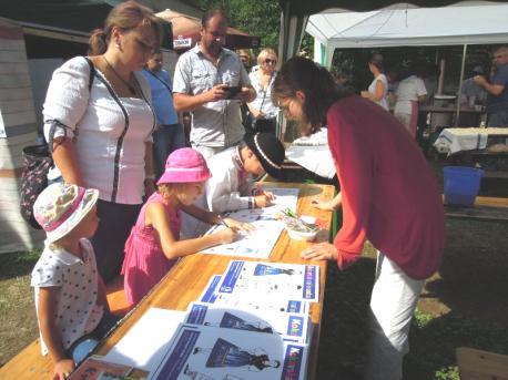 Mužský a ženský kokavský kroj znázorňovali dve figuríny pri stánku, v ktorom sa Evka Srníková venovala deťom pri maľovaní a prezentovala ukážky dielne z NOS.