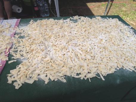 strana 11 Pokr. zo str. 10 Od miesenia a vaľkania cesta až po konečný produkt, pravé domáce rezance, teda makové, grísové, orechové, lekvárové a tvarohové. A to všetko zadarmo.