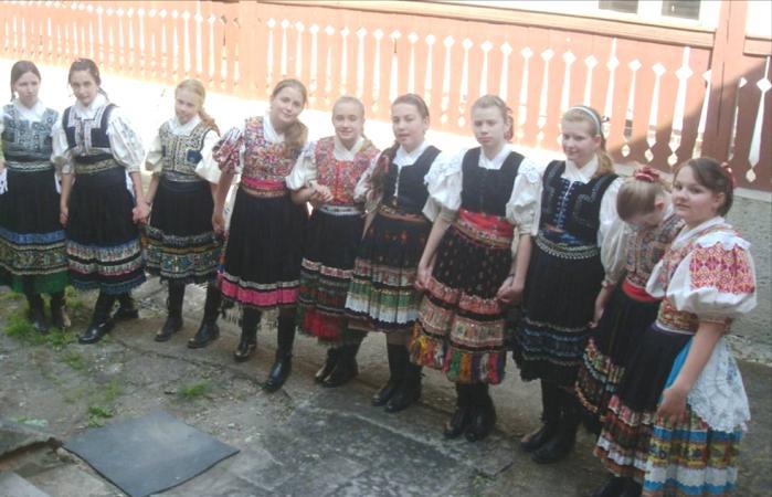V roku1999 bolo nahraté CD dievčenskej speváckej skupiny Zvonček, obsahuje 22 skladieb a začína piesňou Padá deždik, vétor veje.