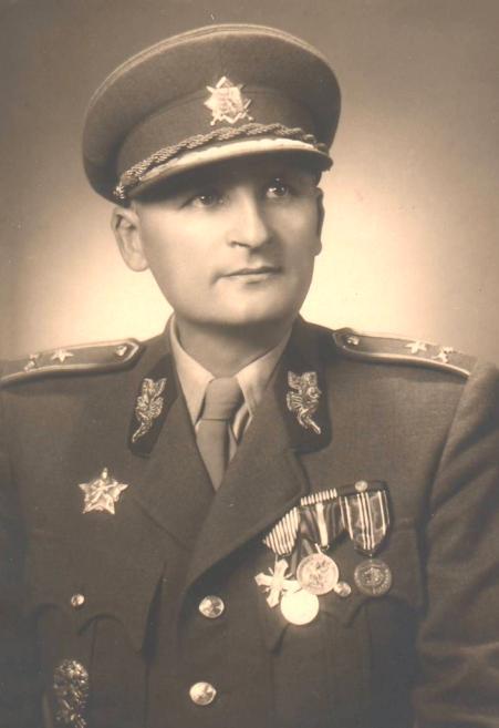 strana 4 Pokr. zo str. 3... má aj režijné schopnosti... Máme dobrých priateľov, ktorí by nám mohli pomôcť. Život ide za myšlienkou. Syn Marek je scénografom, dcéra záchranárkou.