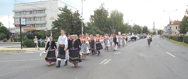 júla pokračoval v Divíne a Trebeľovciach. Zdroj a foto: www. kokava.sk V okresnom meste patril úvod tradičnému krojovanému sprievodu. Slávnostné otvorenie sa uskutočnilo o 19.00 XV.