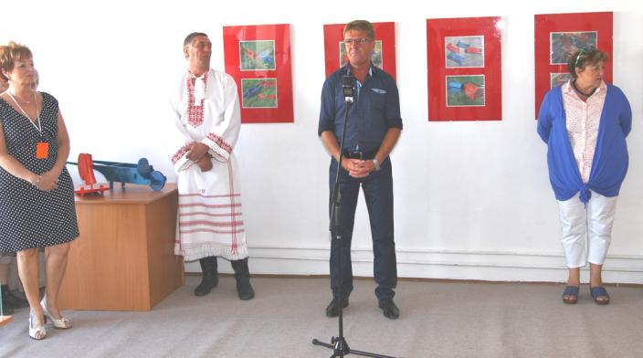 strana 8 Pokr. zo str. 7 Pri príležitosti 75. výročia narodenia Jána Rudolfa Stehlíka sa konala 31.8.2015 v klubovni DK v Kokave nad Rimavicou vernisáž výstavy hračiek.