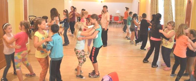 Ľudové tance a remeslá vyučovalo celkom 7 lektorov: remeselnú dielňu (Gyetvai Zsuzsa, Anderko Andrea, György Henrietta, Kovács Csilla), rezbárstvo a vyrezávanie stĺpa (Nagyferenc Kati), tanec a spev