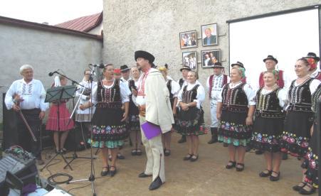 Kubincovcov. Nasledoval Bútor, jeho hlas zaznel z reproduktorov, dôraz kladie na kultúru, na mládež a na fenomén - náš folklór.