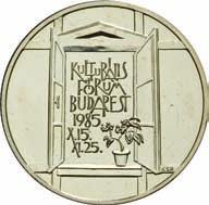 / 1985 H: nyitott szárnyú klasszicista ablak, benne cserepesvirág, a kereten belül öt sorban /geöffnetes, klassizistisches Fenster, darin eine