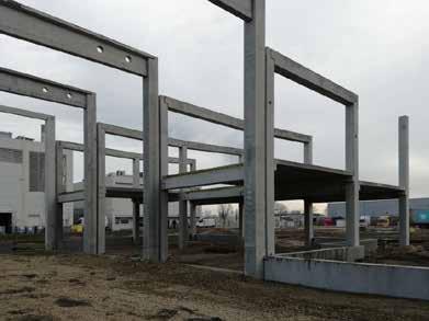 Az épület déli homlokzatához csatlakozik egy kétszintes iroda, mely 220 m 2 MF-200 körüreges födémpanel