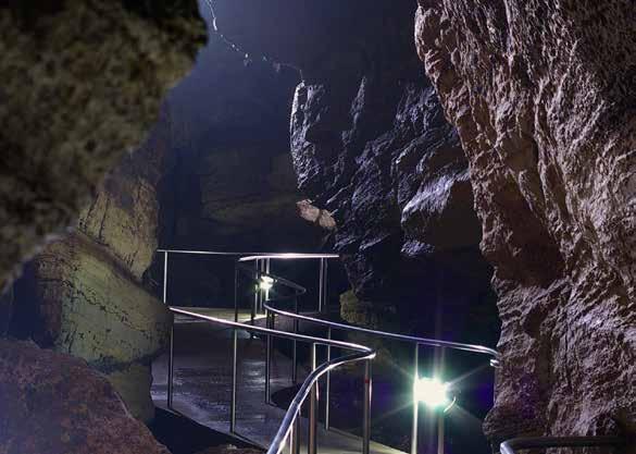 Klímája a légúti betegségekben szenvedőknek hoz enyhülést. A barlang 466 m-es főága gyalogosan kényelmesen bejárható, óránként induló túravezetés keretében.