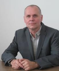 2006 óta a vállalatgazdaságtan tárgy koordinátora majd tantárgyfelelőse. A www.atipikus.hu és a www.hrsm.hu portálok tanácsadója. Dr. Holló Sándor, jogász. A Cont-Corax konzultációs iroda vezetője.