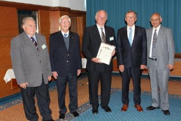96/103 oldal A képen Rózsa András az ISO 9000 Fórum Egyesület elnöke, Dr.
