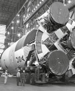 Az első két küldetés, az Apollo 7 és 9, Föld körüli keringés volt, ezeken tesztelték a parancsnoki és a holdkomp modult.