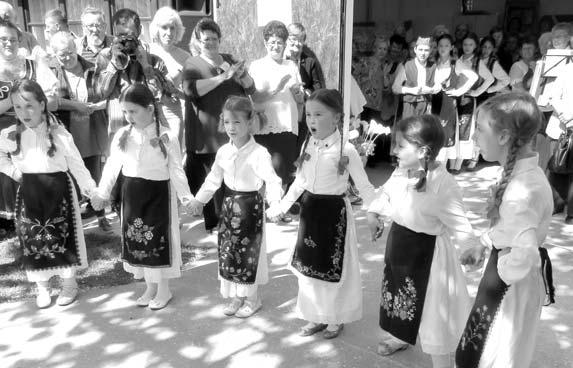 СЕЛО subotu je U po prvi put u Bezdanu održan gastro - festival povezan sa izložbom starih zanata. Na manifestaciji su učestvovale i komšije iz Mađarske i Hrvatske.