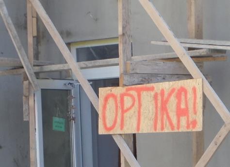 tájképek közötti különbségeket. Az 1. képen látható esetben részben érzékelhető a statikusság, mivel a szolgáltatások megmaradtak, de mindemellett az újabb reklámanyagok megjelenésével a változás is.