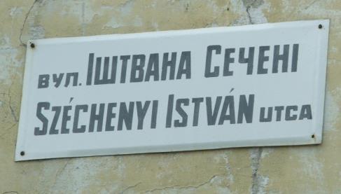 Annak ellenére, hogy többen támadták a táblák kivitelezésének módját, annak anyagát, stílusát stb.