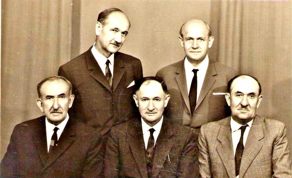 Állnak: Holovács József, Lelekács János, Szabó József, Bereznai András és Szabó Konstantin atyák.