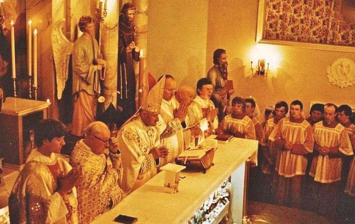 30. Chira Sándor 1980-ban misét koncelebrál a karagandai templomban: jobbján Saban Joszif,