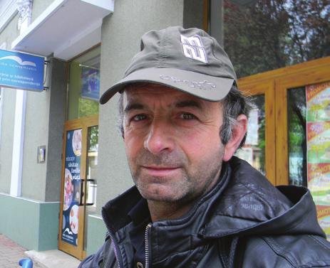 Iosif ( nu, nu este o stradă la marginea Crişului, e chiar la trei paşi de piaţă), unde cam de 3-4 săptămâni, zeci de concetăţeni de-ai noştri sapă zi de zi căutând fier vechi, iar azi i-am văzut